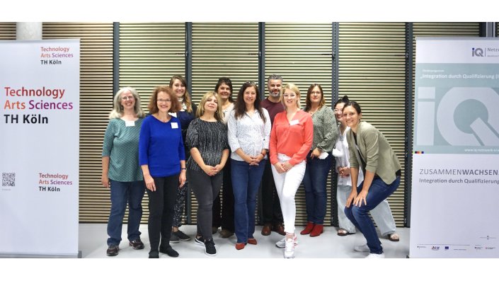 Das IQ NRW Projektteam an der TH Köln: Claudia Einig und Ursula Hassel vom Sprachlernzentrum der TH Köln, Lisanne Schröder, Selma Citak, Nina Stepuschin, Schahrzad Farrokhzad, Younes Alla, Anna Metrangolo, Birgit Jagusch Surui Shu, Corinna Schwab (von links nach rechts)