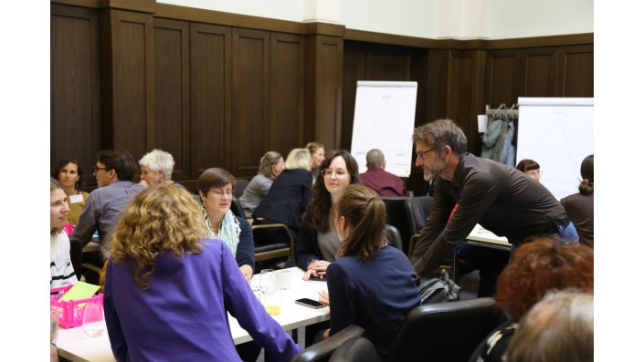 Prof. Dr. Lars Rinsdorf (TH Köln) im Gespräch mit Teilnehmer*innen während des von ihm geleiteten Workshops zu "Strategien für transformative Kommunikation".