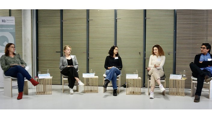 Podiumsgespräch moderiert von Birgit Jagusch mit Natali Becker, Magali Rocha Pereira Abker, Yasemin Doganbey und Raul Gustavo Jarrin Vinueza (von links nach rechts)