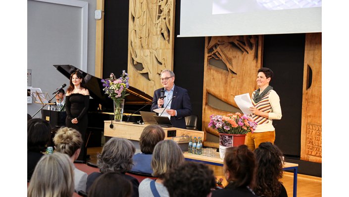 Prof. Dr. Andreas Thimmel und Prof. Dr. Eva Bockenheimer moderieren die Absolvent*innenfeier