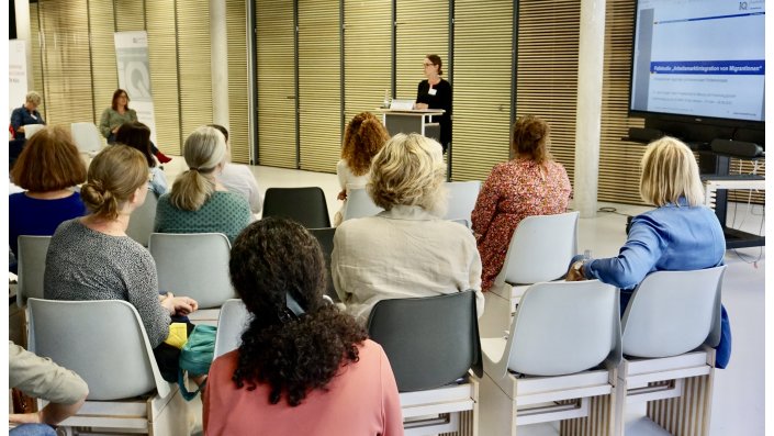 Keynote „Arbeitsmarktintegration von Migrantinnen, Erfolgsfaktoren regionaler und kommunaler Förderkonzepte“ von Dr. Janine Ziegler, Fachstelle IQ Einwanderung – MINOR – Projektkontor für Bildung und Forschung, Berlin