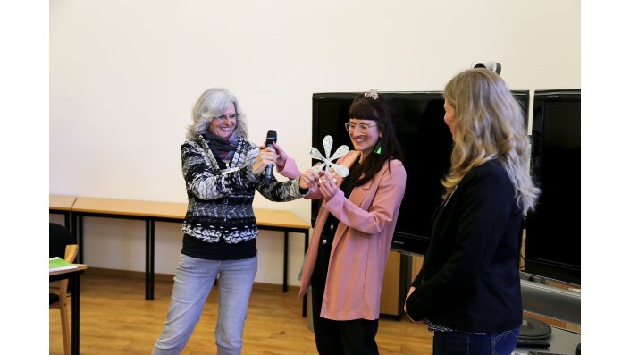Symbolische Übergabe des Genderzertifikatprogramms von der F01 an die Kompetenzwerkstatt, v.l.n.r.: Renate Kosuch, Leitung des Projekts "Genderkompetenz in Lehre und Studium", Sonja Gaedicke, Co-Leitung des Projekts "Genderkompetenz in Lehre und Studium" und fachliche Leitung des Projekts "Macht und Ungleichheit - Kompetenzen für gesellschaftliche Gerechtigkeit", Anna Gähl, Leitung der Kompetenzwerkstatt und des Projekts "Macht und Ungleichheit - Kompetenzen für gesellschaftliche Gerechtigkeit"