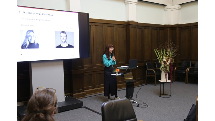 Dr.'in des. Sonja Gaedicke (TH Köln, wiss. Mitarbeiterin im Team Get-IT@TH Köln) während ihres Inputs zur qualitativen Begleitforschung.