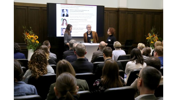 Jule Marie Schacht, Prof. Dr. Ralph Krüger und Prof. Dr. Ivonne Preusser (v.l.n.r.) im Gespräch über ihre Erfahrungen als Get-iT-Fellows
