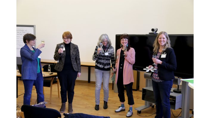v.l.n.r.: Carolin Küppers, Professorin für Gender in der Sozialen Arbeit, Birgit Szczyrba, Leiterin des Teams Hochschuldidaktik im Zentrum für Lehrentwicklung, Renate Kosuch, Leitung des Projekts "Genderkompetenz in Lehre und Studium", Sonja Gaedicke, Co-Leitung des Projekts "Genderkompetenz in Lehre und Studium" und fachliche Leitung des Projekts "Macht und Ungleichheit - Kompetenzen für gesellschaftliche Gerechtigkeit", Anna Gähl, Leitung der Kompetenzwerkstatt und des Projekts "Macht und Ungleichheit - Kompetenzen für gesellschaftliche Gerechtigkeit"