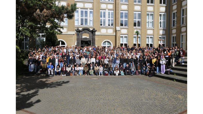 Über 460 neue Studierende aus den Studiengängen BA Soziale Arbeit, BA Kindheitspädagogik und Familienbildung, MA Soziale Arbeit – Bildung und Organisation sowie MA Beratung und Vertretung im Sozialen Recht starteten in der Fakultät für Angewandte Sozialwissenschaften zum WS 2025/26 mit einem abwechslungsreichen und gut strukturierten Programm in ihre akademische Laufbahn an der TH Köln.