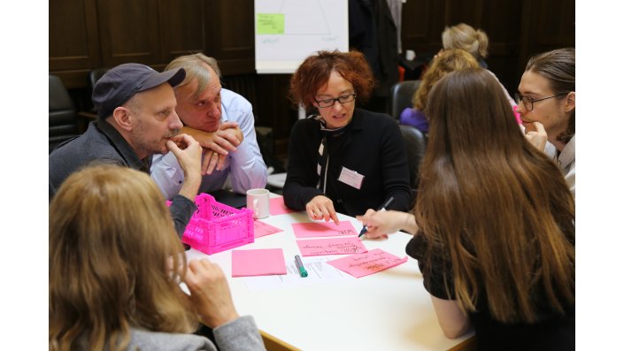 Teilnehmer*innen am Workshop im Gespräch. Von Links nach Rechts: Prof. Dr. Inken Lind und die Get-iT Fellows Prof. Dr. Lasse Scherffig (TH Köln), Prof. Dr. Udo Nehren (TH Köln), Prof. Dr. Ivonne Preusser (TH Köln), Jule-Marie Schacht (TH Köln).