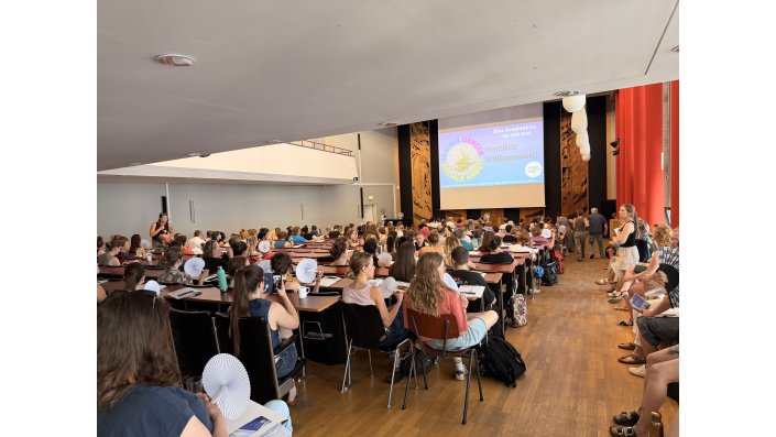 Trotz großer Hitze fanden viele Teilnehmer*innen in die Aula der TH Köln