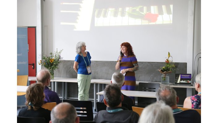 Im Dialog und glücklich über die Kooperation: Prof. Dr. Renate Kosuch (links) und Meike Braun, Gesellschaft für Personzentrierte Psychotherapie und Beratung (GwG e.V.) Kernteam der Organisation der PCE World Conference 2026 bei der Eröffnung