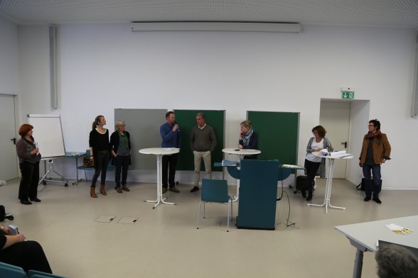 Teilnehmer der Workshops stellen Ergebnisse vor