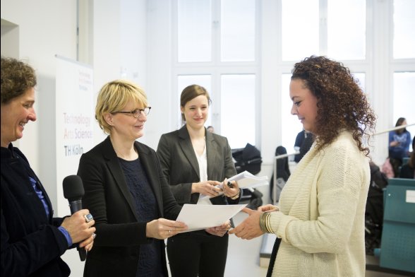 Übergabe der Urkunden durch Ministerialrätin Dagmar Friedrich