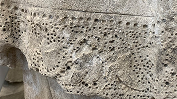 Skulptur Franz Xaver aus einem Ensemble der Südwestfassade der ehemaligen Jesuitenkirche St. Michael in Aachen, Detail: Saum des Chorhemdes, unbekannter Künstler, um 1891, Morley Kalkstein. (Bild: Peter Kozub)