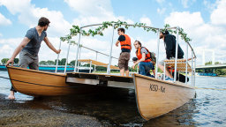 Das Boot ist fast ganz ins Wasser geschoben (Bild: Costa Belibasakis/FH Köln)