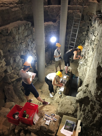 Studierende führen Langzeituntersuchungen an ausgewählten Refernezflächen des historischen Fundaments der Kirchenruine St. Kolumba durch. 