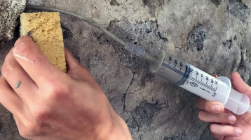 	Injektion von Kalkscahummörtel in Hohlräume zwischen Mauerwerk und Putzoberfläche (Bild: Yaghi, Borgatta )
