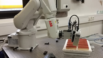 Roboterarm mit integrierter THz-Optik misst gefestigte Prüfkörper (Bild: TH Köln - CICS - Naja-Anissa Staats)
