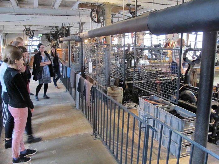 Im Websaal der Tuchfabrk Müller. Hinter den Schutzgittern die sind die mechanischen Webstühle in Aktion. Im Websaal der Tuchfabrk Müller. Hinter den Schutzgittern die sind die mechanischen Webstühle in Aktion.