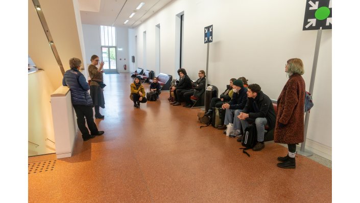 Eine weitere Station führte uns in Bonn in die Bundeskunsthalle. Hier führt die Mitarbeiterin in der Kunst- und Ausstellungshalle Marion Korb - eine Alumna aus dem Gemäldebereich - in die spezielle Belange einer Ausstellungshalle, die Ausstellungen ausschließlich mit Leihgaben bestreitet, ein.