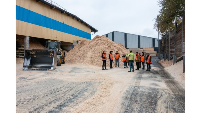 Beim Zerspanen (Sägen und Hobeln) fallen Unmengen an Spänen an, die mit großen Baggern bewegt und nach Spangrößen sortiert werden. Jenes Material geht dann z.B. in Spanplattenwerke.