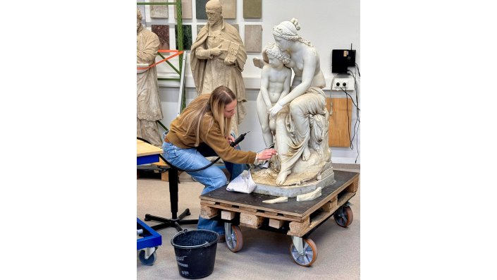 Karoline Reck, Masterstudentin am CICS bei Reinigungsarbeiten an der Skulptur.