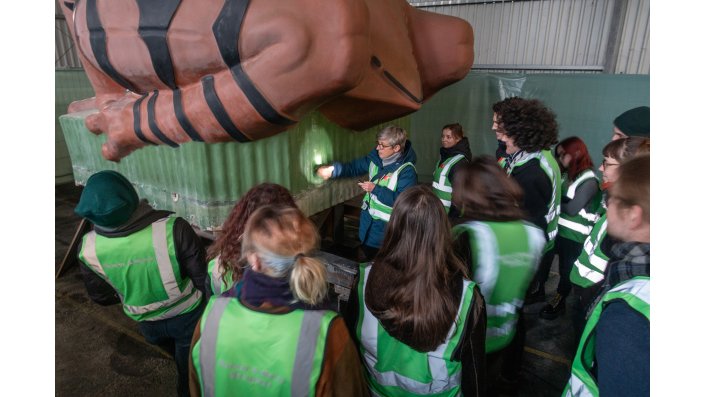 Als Fachberaterin für die Eigentümer der Skulptur ist Prof. Dr. Friederike Waentig mit der Konservierung-Restaurierung des Froschs befasst. Hier erläutert sie den Studierenden die speziellen Herausforderungen der Restaurierung der Glasfaserverstärkten Kunststoffhülle.