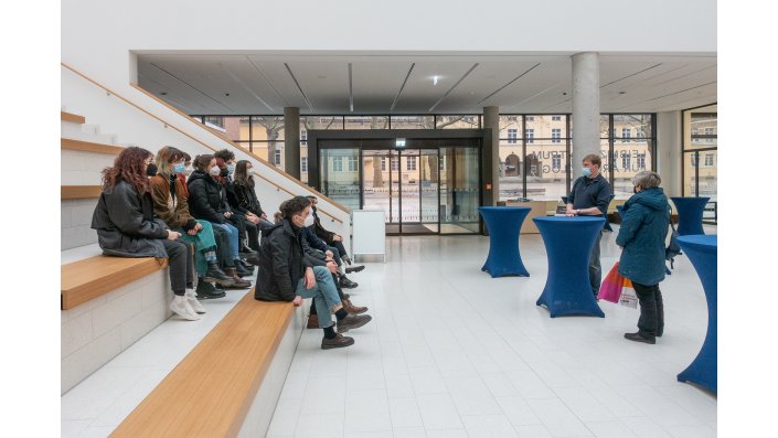 Wenige Wochen vor der Eröffnung des Neubaus durfte die Exkursionsgruppe bereits den noch nicht komplett bezogenen Neubau des LEIZA, Leibniz-Zentrum für Archäologie, besuchen. Im Bild erklärt Rüdiger Lehnert der Gruppe die Herausforderungen der Bauphase und des Umzugs.