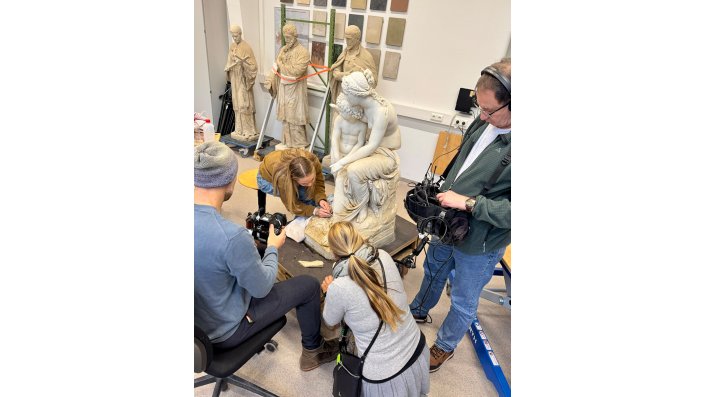 Das Team der WDR Lokalzeit filmt die Reinigungsarbeiten an Venus und Amor.