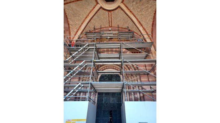 Blick auf das Gerüst in der Vorhalle des Doms.