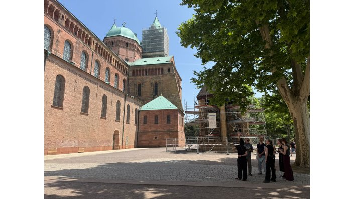 Dom- und Diözesankonservator Wolfgang Franz führt die Exkursionsgruppe um den Dom.