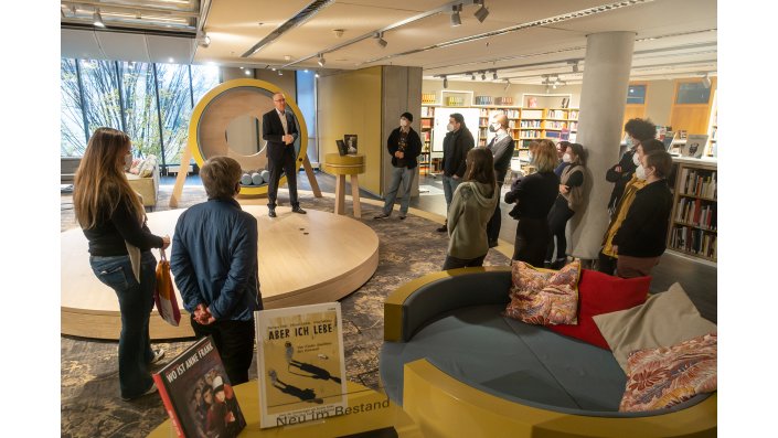 Besuch im Haus der Geschichte Bonn: Der Sammlungsdirektor Dr. Manfred Wichmann begrüßt die Gruppe in der Lounge.