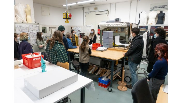 Empfang in den Restaurierungsateliers des Hauses der Geschichte. Die leitende Restauratorin Iris Lasetzke - eine Alumna des Bereichs Textil und Archäologische Fasern - erläutert der Exkursionsgruppe die Herausforderungen der Restaurierung im musealen Kontext.