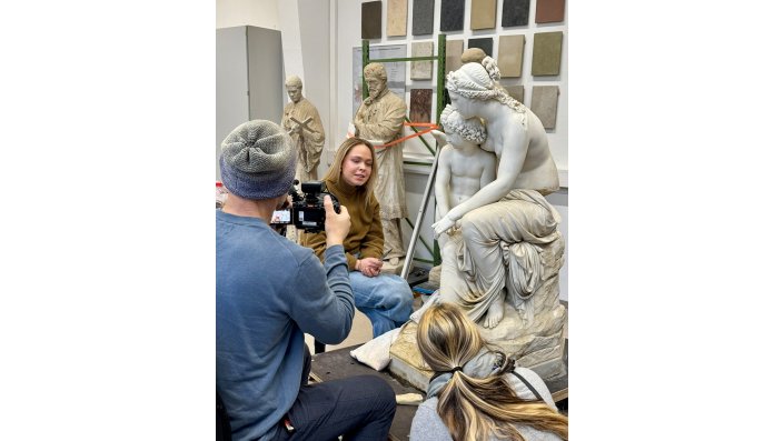 Das Team der WDR Lokalzeit im Gespräch mit der der Studentin Karoline Reck.