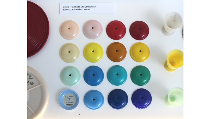 Verschiedenfarbige Muster aus dem Harnstoffformaldehyd der Marke „Pollopas“ von Dynamit Nobel in einer Ausstellungsvitrine im MUSIT.