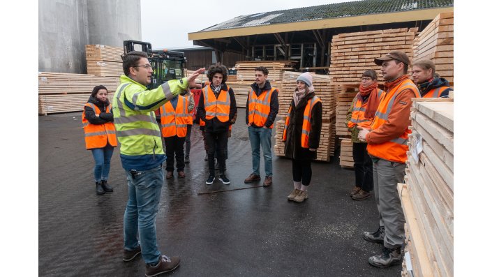 Besuch bei Holz Eigelshoven in Würselen. Felix Lauel (links im Bild) gibt auf einem der Werkshöfe einen Überblick auf die Produktionsanlagen und -hallen. De Firma Holz Eigelshoven stellt vor allem Konstruktionsvollholz und Brettschichtholz her.