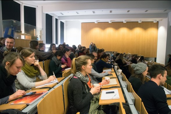 Blick in den gut gefüllten Hörsaal