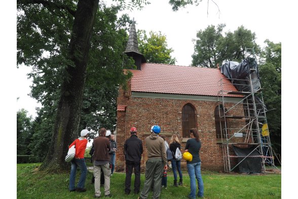 Die deutsch-polnische Studierendengruppe vor der Johannes der Täufer-Kirche aus dem 13 Jh. in Budzistowo.