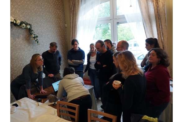 Austausch zwischen den Studierendengruppen und Besprechnung der Arbeitsergebnisse im Gemeindehaus.