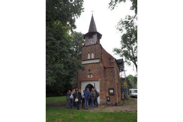 Erste gemeinsame Besichtigung der Dorfkirche Johannes der Täufer aus dem 13 Jh. in Budzistowo.