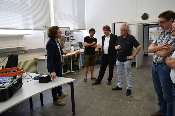 Ob zerstörungsarm oder ganz ohne Probenentnahme, Niklas Underwood gibt einen Einblick in den neu eingerichteten Laborbereich für Steinkonservierung