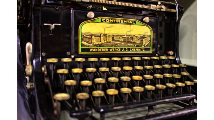 Eine alte Schreibmaschine mit Frabrikationsschild: WANDERER-WERKE A.G. CHEMNITZ