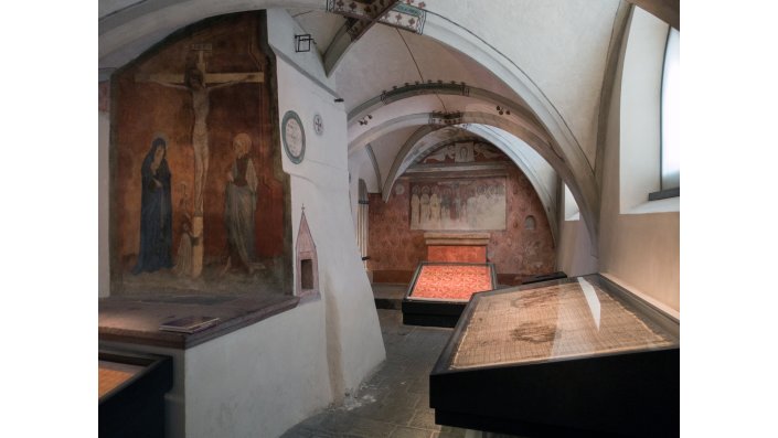 Blick in das Sacrarium von St. Severin. Hier werden die kostbaren Textilien aus dem Schrein des Heiligen Severins präsentiert.