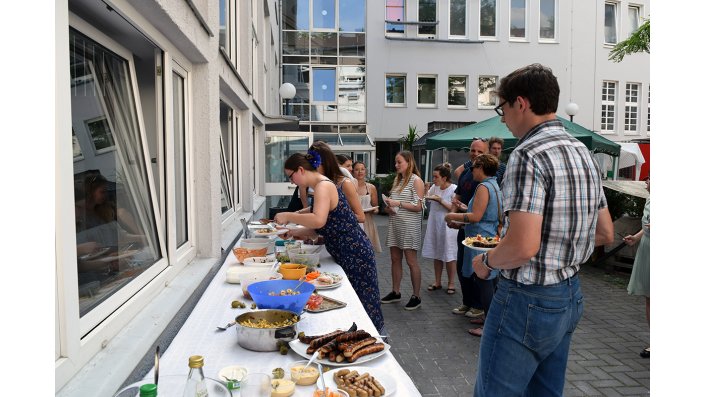 Bei bestem Sommerwetter wird gemeinsam gegrillt und gefeiert