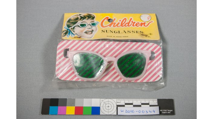Foto einer original verpackten Kindersonnenbrille, vermutlich aus den 1950er Jahren.