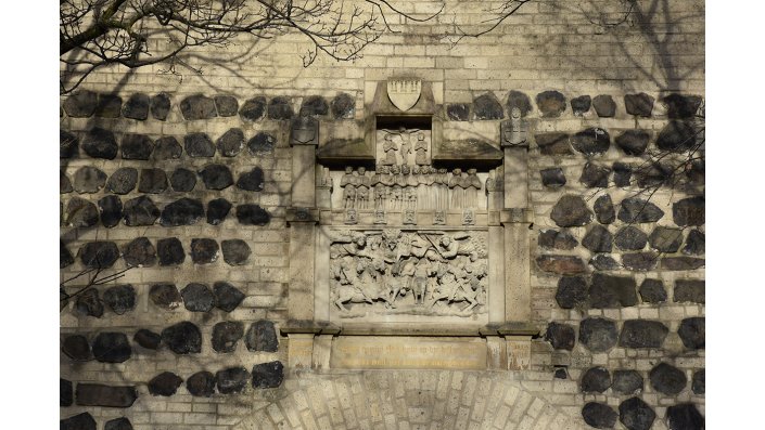 In der mittelalterlichen Stadtmauer in der Nähe der Ulrepforte versetzte Kopie des Denkmals.