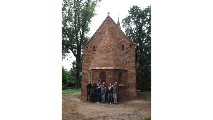 Gruppenfoto vor der Apsis der Kirche Johannes der Täufer aus dem 13. Jh..