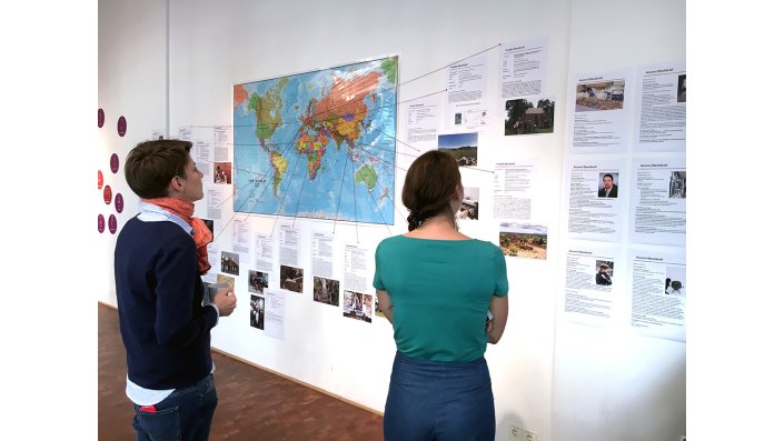 Ausstellung zu den weltweiten Projekten und Tätigkeitsfeldern des CICS und seiner Alumni