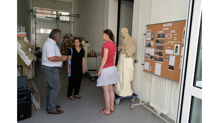 Studierende im Gespräch – Die Gäste bekommen einen Eindruck von den praktischen Arbeiten, die in der Steinwerkstatt durchgeführt werden.