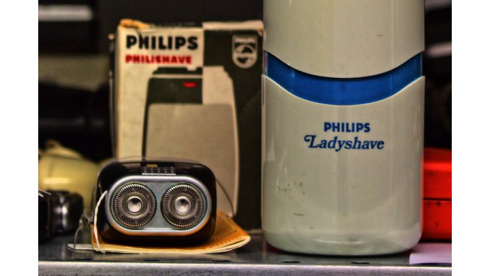 Verschiedene Modelle von Rasierern der Marke Philips stehen im Depotregal.
