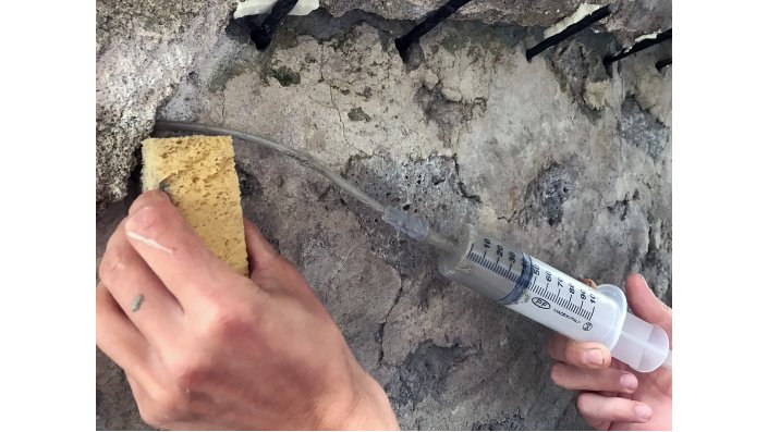 njektion von Kalkscahummörtel in Hohlräume zwischen Mauerwerk und Putzoberfläche