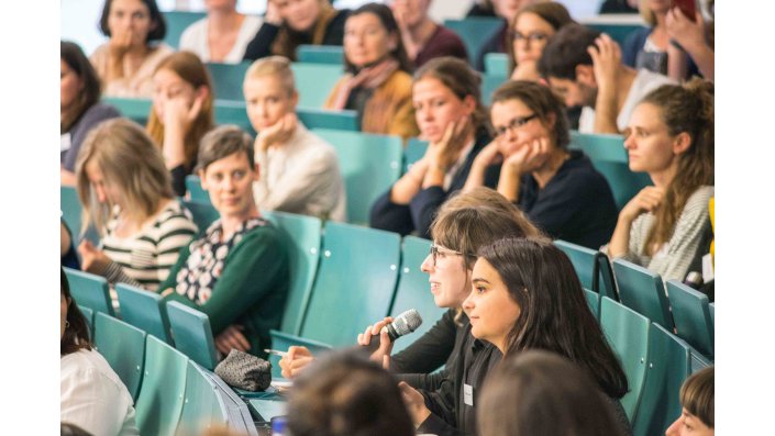 Publikum während der Podiumsdiskussion